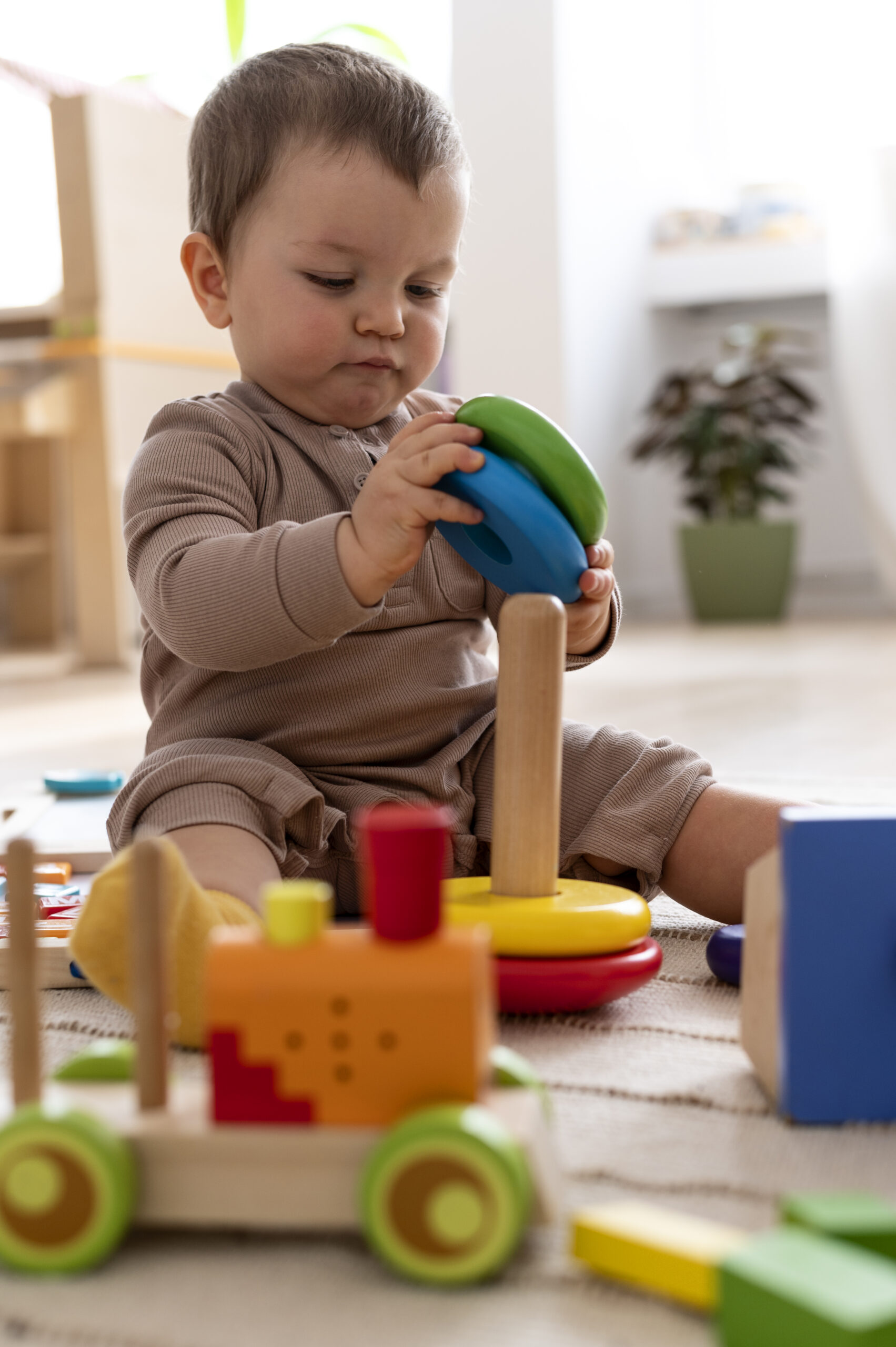 Bébé joueur Bébé jouant à un jeu d'empilement.